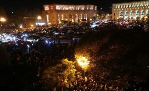 Šokantne scene: Demonstranti pretukli predsjednika jermenskog Parlamenta VIDEO