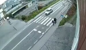 Automobilom udario troje djece na pješačkom prelazu UZNEMIRUJUĆI VIDEO