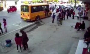 Stravično! Učitelj pregazio grupu učenika, dječak (11) poginuo na mjestu