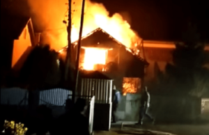 Nakon pljačke prodavnice, došla policija da ga uhapsi, on zapalio kuću VIDEO