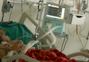 Komšije “u kandžama” korone: Za dan 15 pacijenata umrlo, zaražena još 2.561 osoba