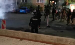 Drama na ulici! Neredi zbog novih korona mjera, sukobi građana sa policijom VIDEO