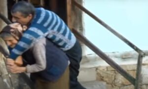 Srce puca! Prizor majke koja nosi sina na leđima rasplakao i ujedinio humane ljude VIDEO