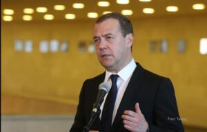 Medvedev o sankcijama ruskim vlastima: Zapad samo ujedinjuje narod