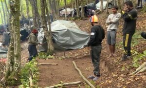 Odgovara im blizina hrvatske granice: Migranti neće iz šume, stavljaju prepreke na put