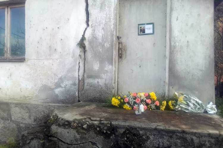 Cvijeće ispred porodične kuće: Novi Grad se oprostio od Mustafe Nadarevića FOTO