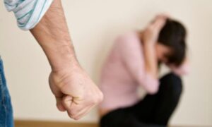 Jezivo nasilje u porodici! Nakon rasprave suprugu udario betonskim ivičnjakom