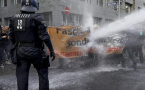 Haos na ulicama Frankfurta: Policija vodenim topom na demonstrante