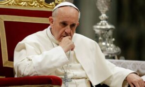 Pojavili se problemi sa koljenom: Papa uputio izvinjenje zbog otkazane posjete