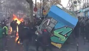 Nemiri na ulicama Pariza: Sukobi demonstranata i policije, lete kamenice i suzavac VIDEO