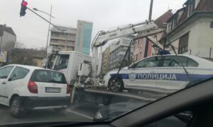 Kakva scena: Pauk odnio policijsko vozilo FOTO