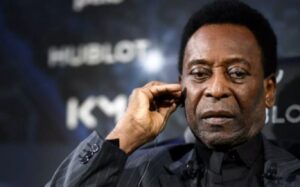 “Šutiraćemo loptu na nebu”: Pele tužan zbog smrti Maradone