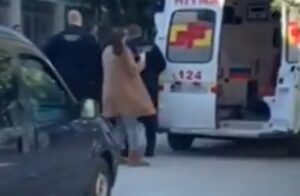 Morala reagovati policija: Porodica pacijenta pokušala nasilno da uđe u kovid bolnicu VIDEO