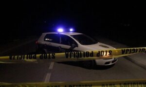 Automobil sletio sa puta: Teška nesreća na Komaru