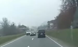 Kamikaza na putu: Bahatost ovog vozača umalo izazvala nesreću VIDEO