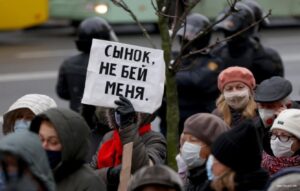 “Ne tuci me, sine”: Stotine penzionera izašlo na ulice Minska VIDEO