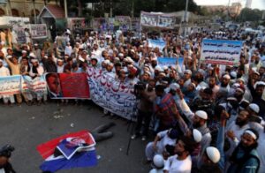 Veliki protesti muslimana: Zapaljen “Makron” uz anti-francuske slogane