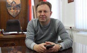 Pogoršana korona situacija: Načelnik Kozarske Dubice pomaže kolegama u Domu zdravlja