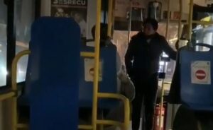 “Hoćeš da te izbacim napolje”: Žestoka svađa u autobusu zbog maske VIDEO