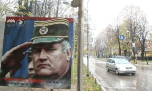 Kod parka, oblijepljeno autobusko stajalište: U Banjaluci osvanuli plakati sa likom Ratka Mladića