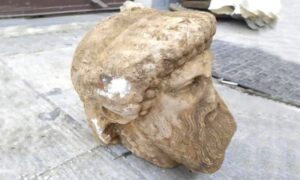 Glava boga! Iz kanalizacije “izronila” skulptura iz četvrtog vijeka prije naše ere