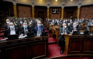 Skupština Srbije izglasala uvođenje novčanih kazni za kršenje mjera