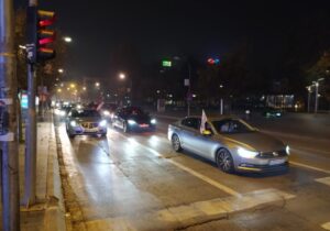 Kolona automobila u centru Banjaluke: Pristalice opozicije slave pobjedu Stanivukovića VIDEO