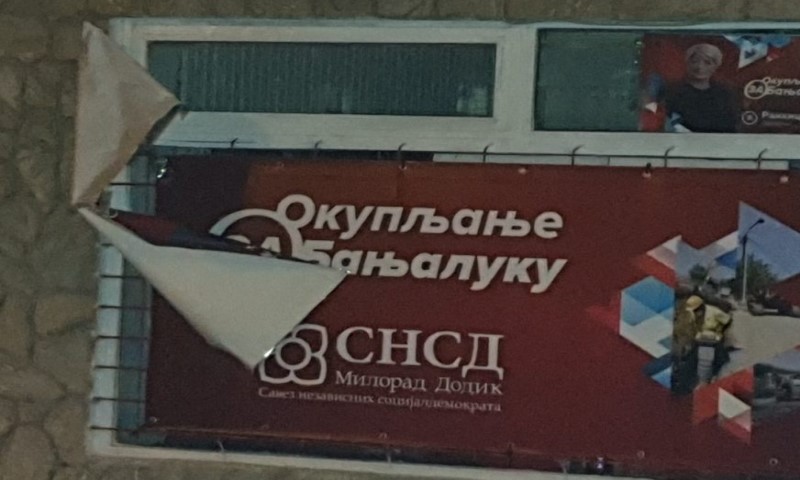 Vandalski čin! U Banjaluci pokidani plakati SNSD-a, evo na koga sumnjaju FOTO
