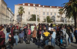 “Bolje grob, nego rob”: I Splićani protestovali protiv mjera za suzbijanje korone