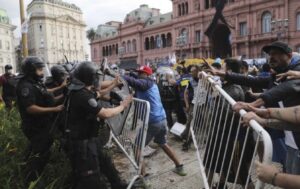 Bačen suzavac: Sukobi policije i obožavalaca pred sahranu Maradone