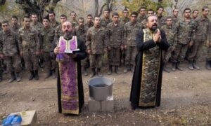 Nevjerovatni prizori! Sveštenik krsti vojnike na liniji fronta, pa ih šalje u rat FOTO