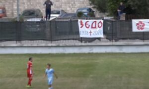 Upaljene i baklje: Transparent posvećen mitropolitu Amfilohiju prekinuo utakmicu