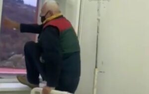 “Prebolovao koronu i ode”: Pacijent kroz prozor odlazi iz fočanske bolnice VIDEO