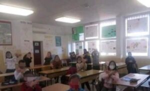 Skandal u Ulcinju: Učiteljica tražila od učenika da oponašaju albanskog orla