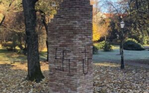 Opet vandalizam u Hrvatskoj: Na spomeniku žrtvama Holokausta osvanuli ustaški simboli