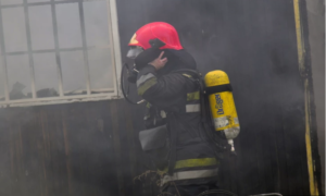 Buktinji “stali u kraj” nakon sedam časova “borbe”: Ugašena dva požara, vatrogasci imali pomoć