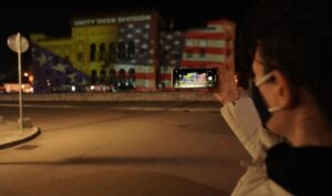 Kolone vozila sa zastavama SAD i BiH: Vijećnica osvijetljena u čast pobjede Bajdena FOTO