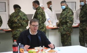 Vojnički pasulj na meniju: Vučić ručao sa pripadnicima srpske armije FOTO