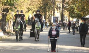 Građani uživali u prizoru: Konjica patrolirala banjalučkim ulicama FOTO