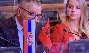 Provokacija u Skupštini Srbije: Poslanik istakao albansku zastavu na sjednici