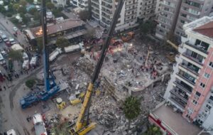 Spasioci na terenu nakon potresa: Ukupno 79 osoba poginulo u Izmiru