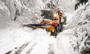 Veliki snijeg okovao sela na Manjači: Puno posla za zimske službe