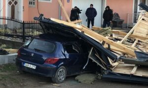 Noć u Banjaluci kao “iz horor filma”: Krov sa zgrade oštetio dvije kuće i automobil VIDEO, FOTO