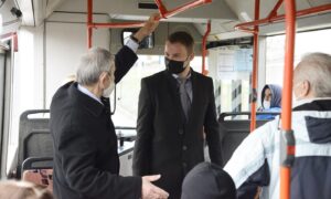 Stanivuković na posao autobusom: Građani ga dočekali aplauzom