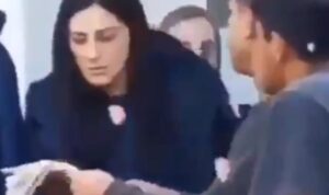 Potresan incident! Migranti natjeralI djevojku da poljubi prostirku za molitvu VIDEO