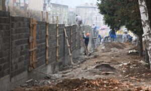 “Garantujem da će trajati sto godina”: Robijaši grade novi zid zatvora
