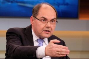Stav Kristijana Šmita: Sjednicu parlamenta Srpske moguće shvatiti i kao poziv na razgovore