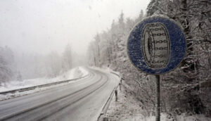 Vozači, pojačan oprez! Putevi u BiH su klizavi, ponegdje ima i ugaženog snijega