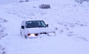 Snijeg im zarobio automobil: Izletnici zaglavili na Dinari FOTO