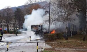 Buktinja na ulici! Zapalio se autobus, putnici bježali “glavom bez obzira”